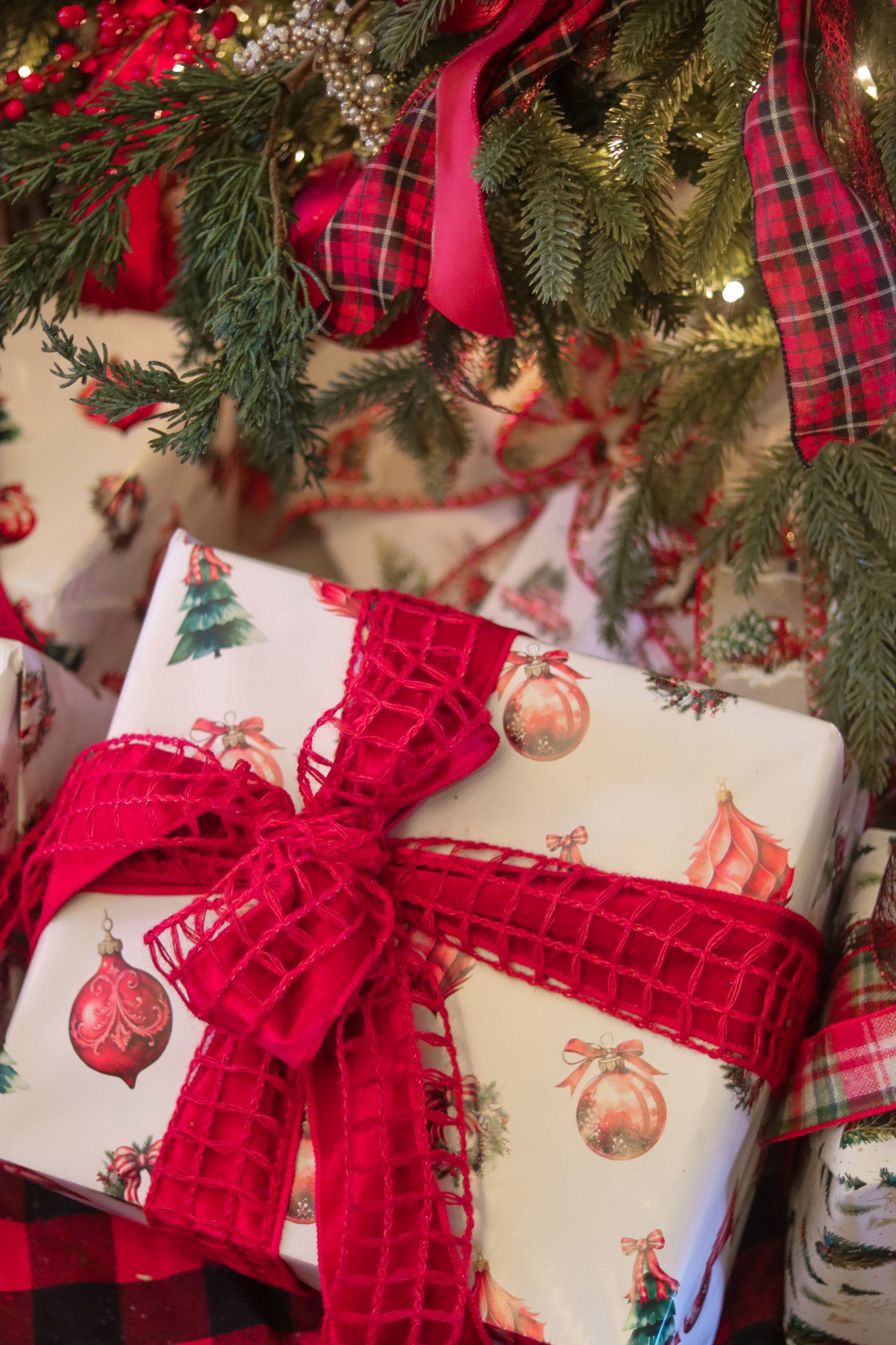 Gift Tag + Thick Luxury Wrapping Paper- Double sided Vintage Victorian Charm Christmas Gift Wrapping paper + Tag