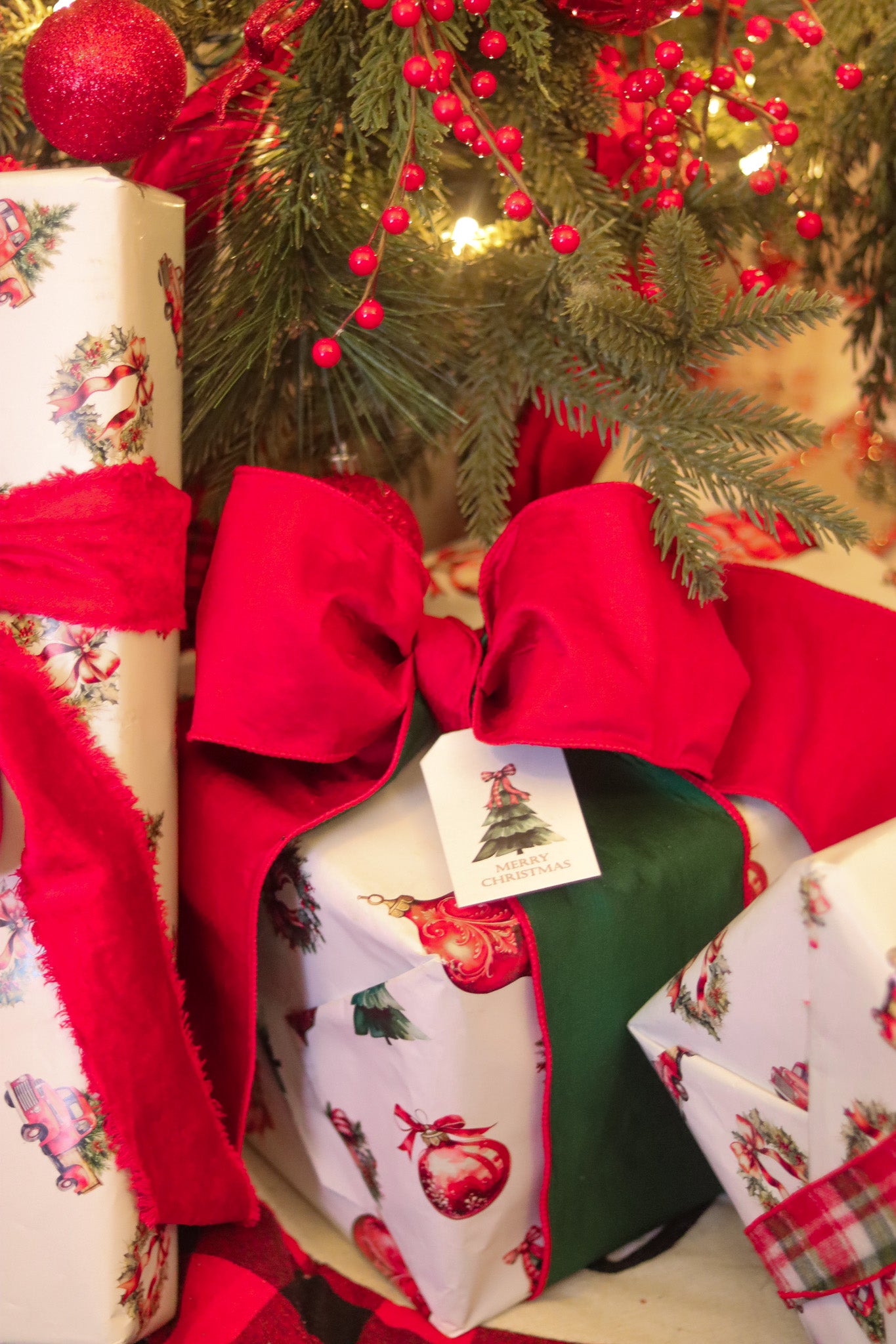 Gift Tag + Thick Luxury Wrapping Paper- Double sided Vintage Victorian Charm Christmas Gift Wrapping paper + Tag