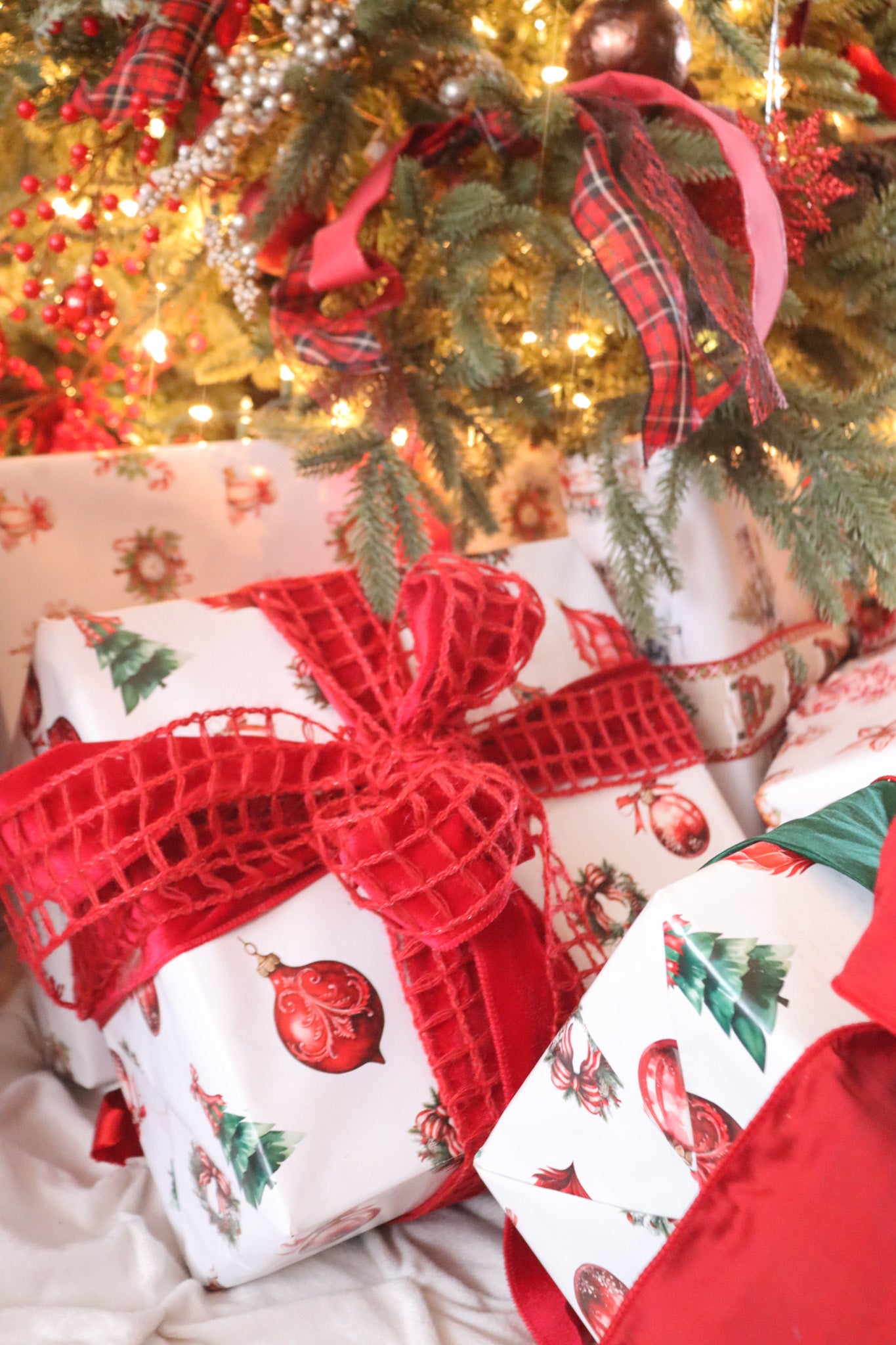 Gift Tag + Thick Luxury Wrapping Paper- Double sided Vintage Victorian Charm Christmas Gift Wrapping paper + Tag