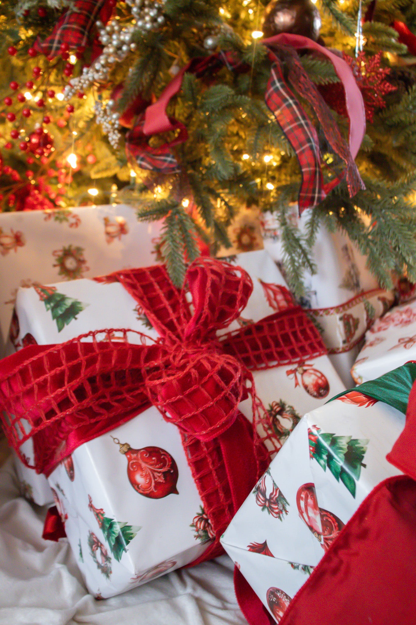 Gift Tag + Thick Luxury Wrapping Paper- Double sided Vintage Victorian Charm Christmas Gift Wrapping paper + Tag