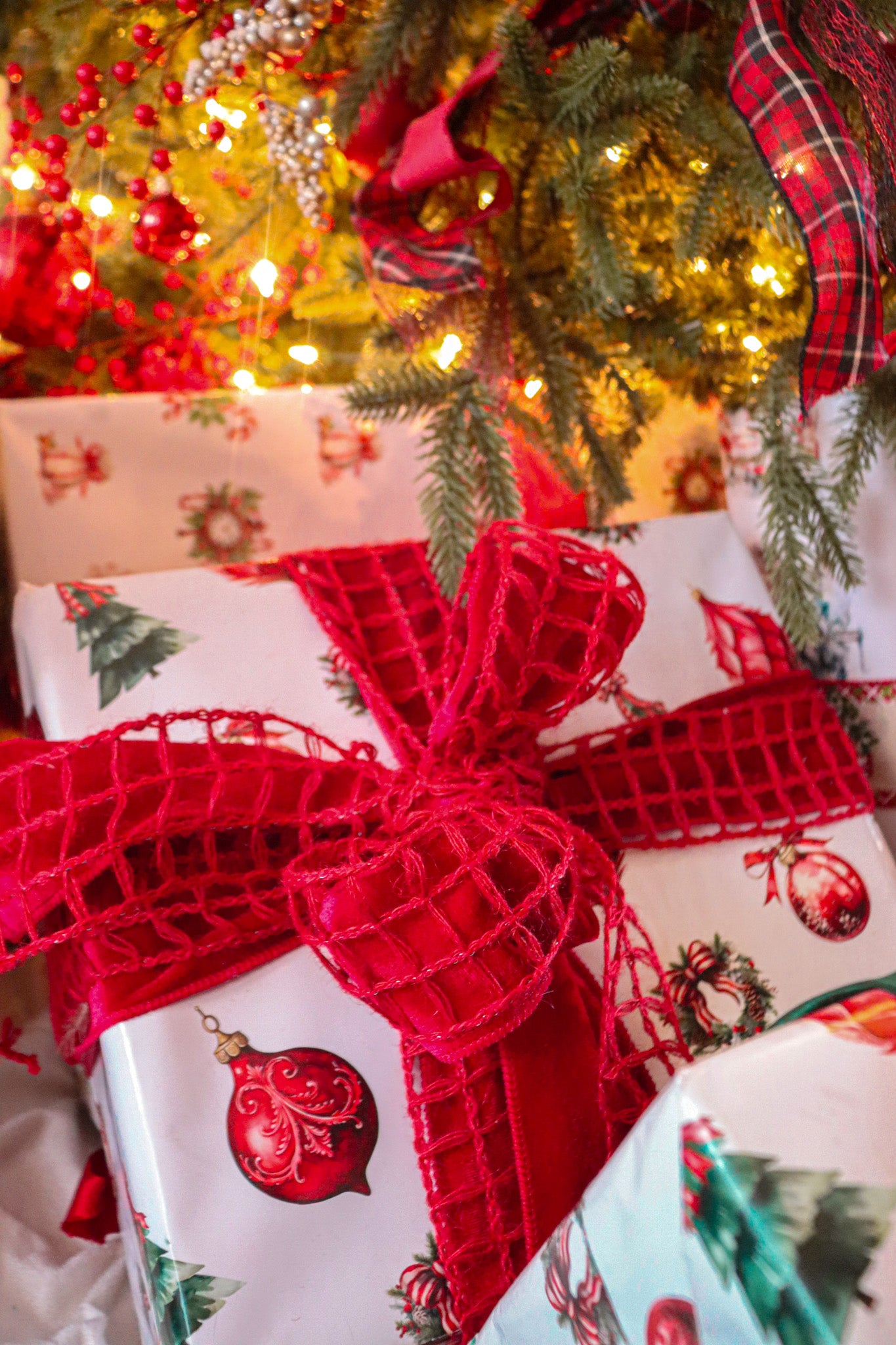 Gift Tag + Thick Luxury Wrapping Paper- Double sided Vintage Victorian Charm Christmas Gift Wrapping paper + Tag